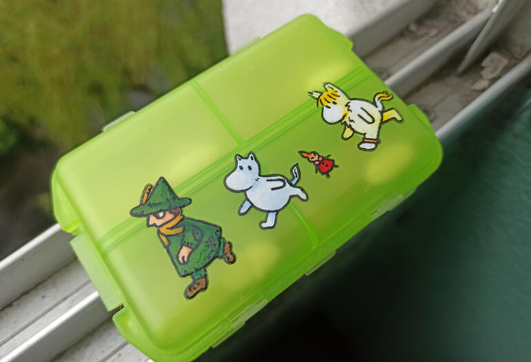 Muminki (moomins) | ręcznie malowane opakowanie na leki (handpainted pillbox | Akryle na plastiku (acrylics on plastic)