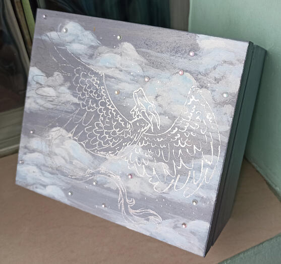 Smok w chmurach (dragon in clouds) | malowana drewniana skrzyneczka (paited wooden box) | akryle i farby olejne na drewnie (acrylics and oil paint on wood)