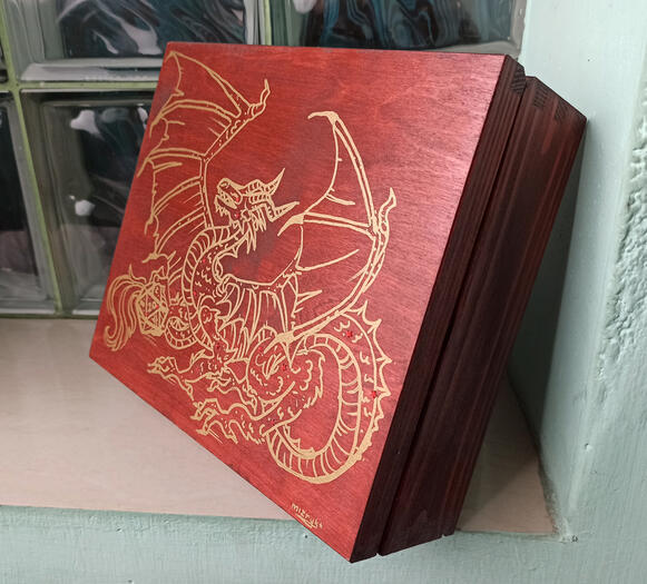 Smok z kością (dragon w dice) | malowana drewniana skrzyneczka (paited wooden box) | farby olejne na drewnie (oil paint on wood)